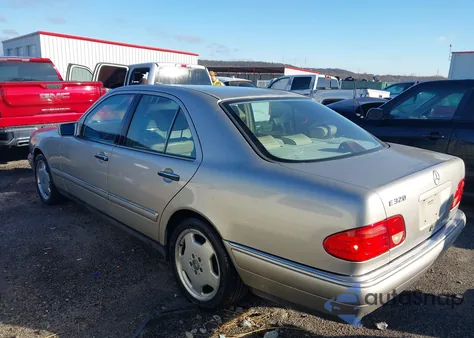 1998 Mercedes-Benz E 320 z USA, uszkodzony, nr VIN WDBJF65F0WA644098